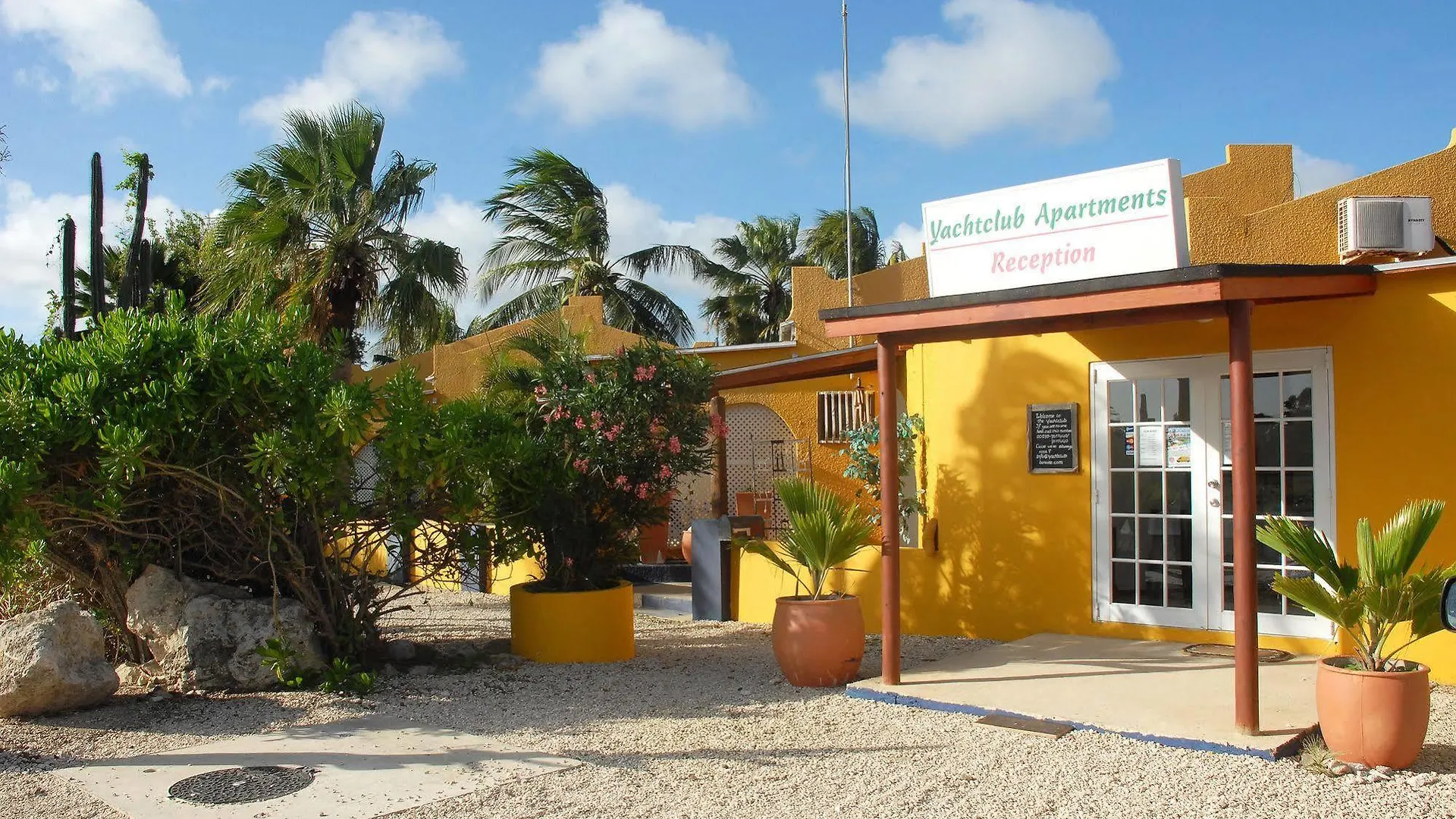 Yacht Club Apartments Bonaire 3*,